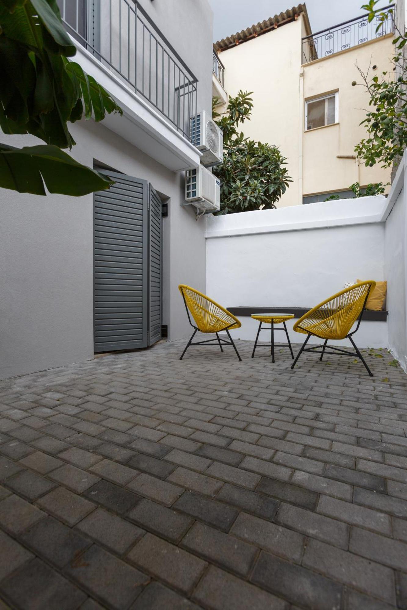 Groundfloor 2Br Apt With Smallyard Near The Heart Of Kalamata Exterior photo
